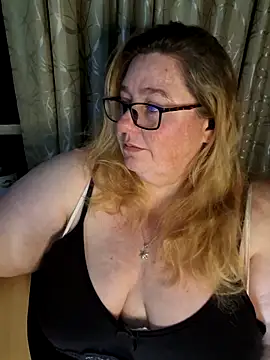 Snapshot of Iceprincess2bad4u chatting on May 4, 2026, 6:33 pm Iceprincess2bad4u online show from May 4, 2026, 6:33 pm