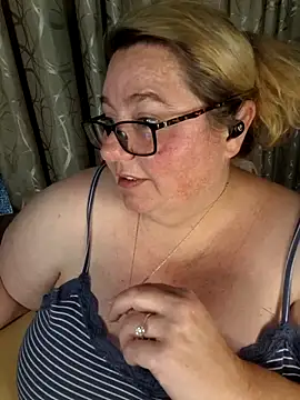 Snapshot of Iceprincess2bad4u chatting on April 19, 2026, 5:47 pm Iceprincess2bad4u online show from April 19, 2026, 5:47 pm