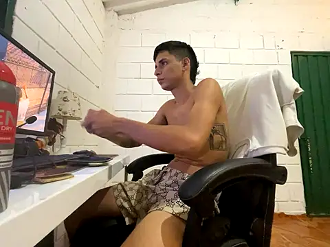 Snapshot of Max_TheHorseDick chatting on October 10, 2025, 2:34 am Max TheHorseDick online show from October 10, 2025, 2:34 am