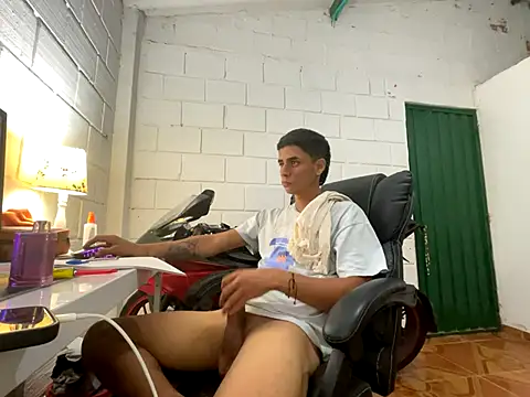 Snapshot of Max_TheHorseDick chatting on November 20, 2025, 2:12 am Max TheHorseDick online show from November 20, 2025, 2:12 am