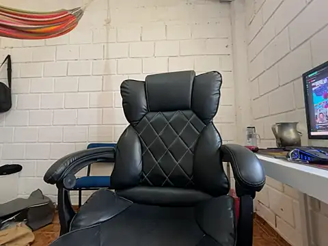 Snapshot of Max_TheHorseDick chatting on December 14, 2025, 3:50 pm Max TheHorseDick online show from December 14, 2025, 3:50 pm