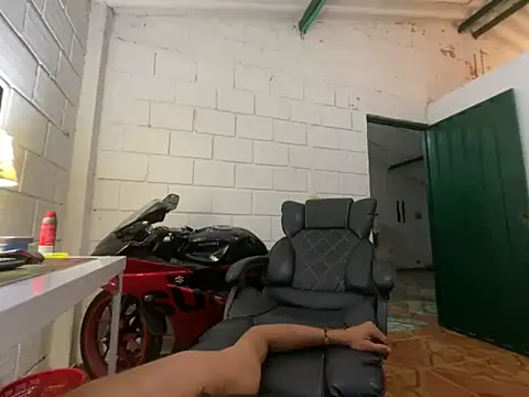 Snapshot of Max_TheHorseDick chatting on November 12, 2025, 2:15 am Max TheHorseDick online show from November 12, 2025, 2:15 am