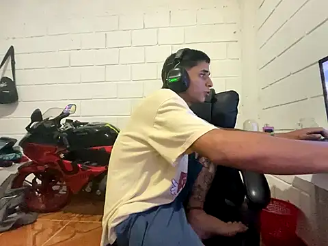 Snapshot of Max_TheHorseDick chatting on December 3, 2025, 11:58 pm Max TheHorseDick online show from December 3, 2025, 11:58 pm