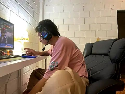 Snapshot of Max_TheHorseDick chatting on November 3, 2025, 12:38 am Max TheHorseDick online show from November 3, 2025, 12:38 am