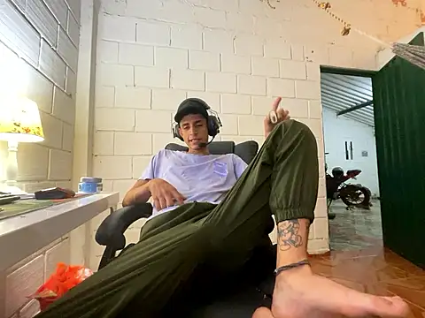 Snapshot of Max_TheHorseDick chatting on November 2, 2025, 12:59 am Max TheHorseDick online show from November 2, 2025, 12:59 am