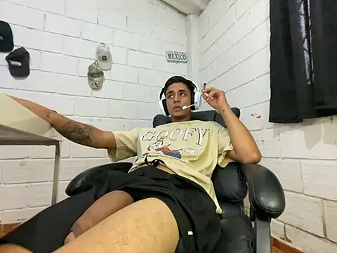 Snapshot of Max_TheHorseDick chatting on June 1, 2026, 4:28 pm Max TheHorseDick online show from June 1, 2026, 4:28 pm