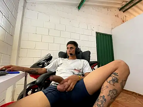 Snapshot of Max_TheHorseDick chatting on November 9, 2025, 10:25 pm Max TheHorseDick online show from November 9, 2025, 10:25 pm