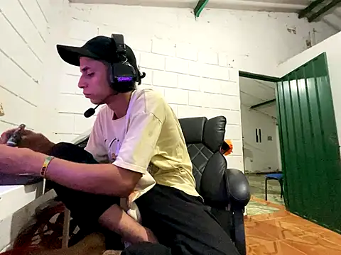 Snapshot of Max_TheHorseDick chatting on November 18, 2025, 10:45 pm Max TheHorseDick online show from November 18, 2025, 10:45 pm