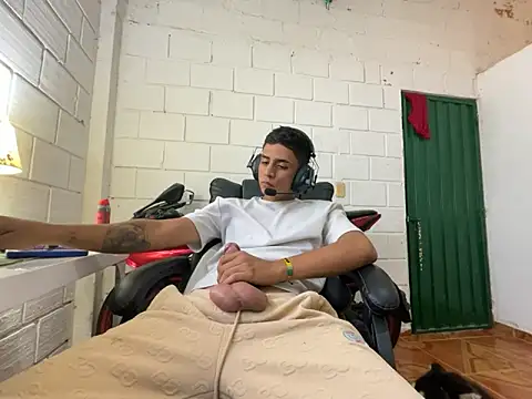 Snapshot of Max_TheHorseDick chatting on November 14, 2025, 7:06 pm Max TheHorseDick online show from November 14, 2025, 7:06 pm