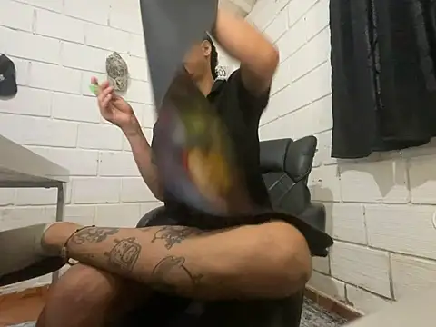 Snapshot of Max_TheHorseDick chatting on June 6, 2026, 9:42 pm Max TheHorseDick online show from June 6, 2026, 9:42 pm