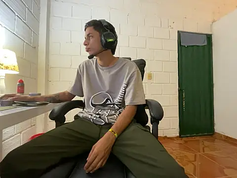 Snapshot of Max_TheHorseDick chatting on November 4, 2025, 3:32 am Max TheHorseDick online show from November 4, 2025, 3:32 am