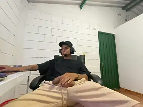 Snapshot of Max_TheHorseDick chatting on November 8, 2025, 10:46 pm Max TheHorseDick online show from November 8, 2025, 10:46 pm