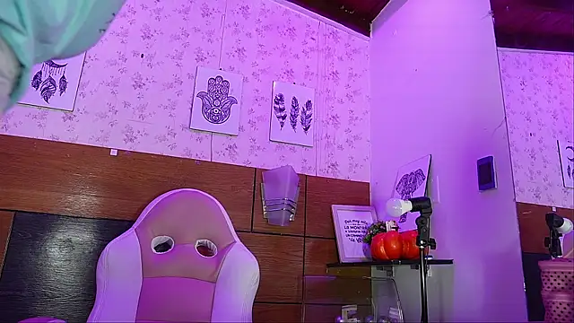 Snapshot of mssburbuja chatting on March 6, 2025, 3:13 am mssburbuja online show from March 6, 2025, 3:13 am