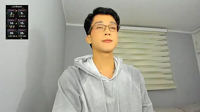 Snapshot of tom_Howard chatting on October 13, 2025, 2:57 am tom Howard online show from October 13, 2025, 2:57 am