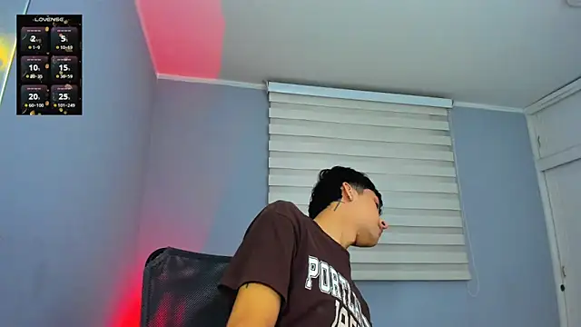 Snapshot of tom_Howard chatting on November 15, 2025, 2:26 am tom Howard online show from November 15, 2025, 2:26 am