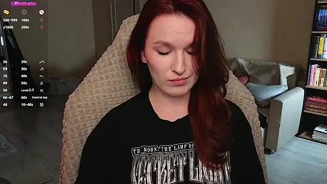 Snapshot of Val_lava chatting on December 4, 2025, 8:41 pm Val lava online show from December 4, 2025, 8:41 pm