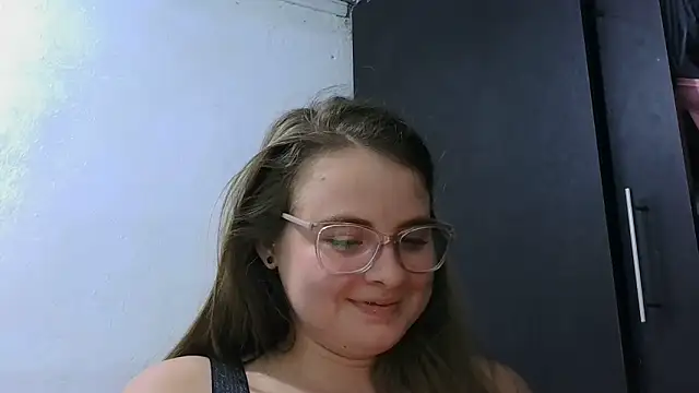 Snapshot of HellenMiyer1111 chatting on June 14, 2026, 6:09 pm HellenMiyer1111 online show from June 14, 2026, 6:09 pm