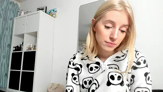 KenzieDawton online show from October 25, 2025, 3:38 am