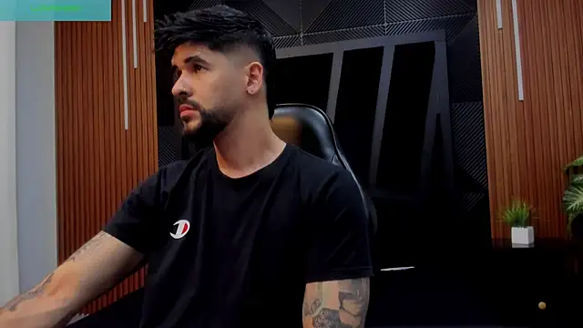 Snapshot of Petesevans chatting on December 4, 2025, 5:23 pm Petesevans online show from December 4, 2025, 5:23 pm