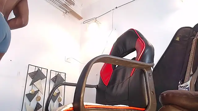 Snapshot of dann_hill chatting on October 30, 2025, 11:23 pm dann hill online show from October 30, 2025, 11:23 pm