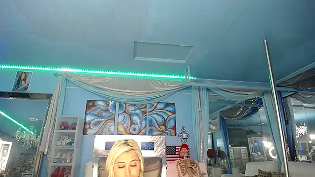 ADRIANNA FOX online show from February 4, 2026, 7:25 am