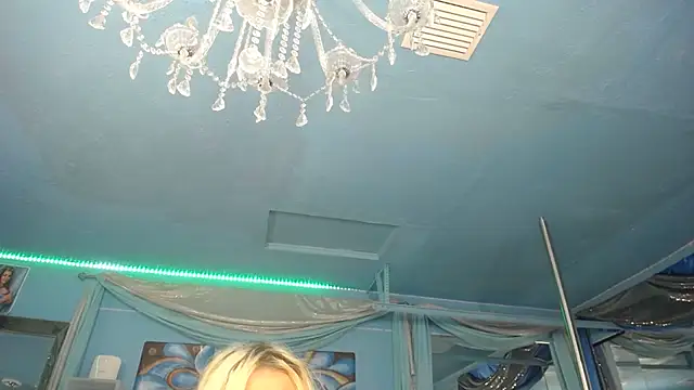 Snapshot of ADRIANNA_FOX chatting on June 21, 2026, 11:43 pm ADRIANNA FOX online show from June 21, 2026, 11:43 pm