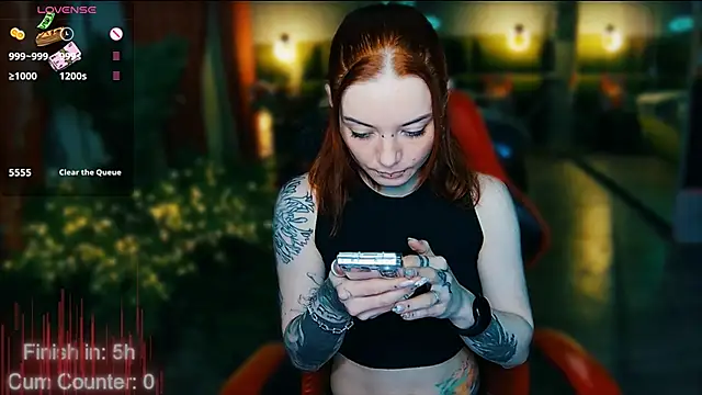 MaxPhoenixx online show from December 16, 2025, 4:06 am