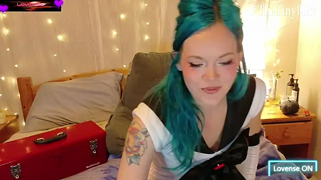 Snapshot of thetinyblue chatting on October 28, 2025, 4:39 pm thetinyblue online show from October 28, 2025, 4:39 pm