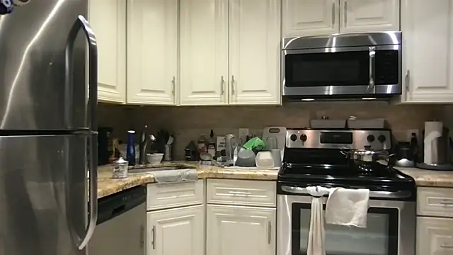 Snapshot of BigGuyMuscle chatting on November 23, 2025, 6:45 am BigGuyMuscle online show from November 23, 2025, 6:45 am