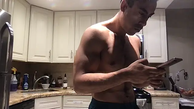 Snapshot of BigGuyMuscle chatting on November 18, 2025, 2:49 am BigGuyMuscle online show from November 18, 2025, 2:49 am