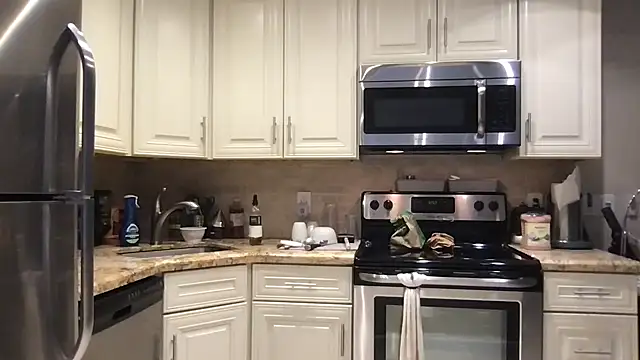 Snapshot of BigGuyMuscle chatting on November 18, 2025, 4:54 pm BigGuyMuscle online show from November 18, 2025, 4:54 pm