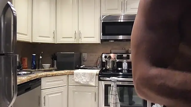 Snapshot of BigGuyMuscle chatting on October 31, 2025, 5:59 am BigGuyMuscle online show from October 31, 2025, 5:59 am