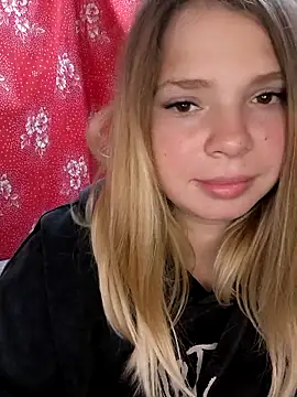 Snapshot of Zuli_Kiska chatting on October 8, 2025, 8:16 am Zuli Kiska online show from October 8, 2025, 8:16 am