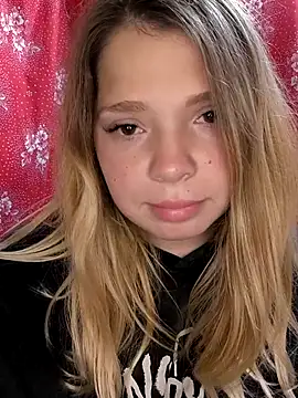 Snapshot of Zuli_Kiska chatting on October 11, 2025, 7:37 pm Zuli Kiska online show from October 11, 2025, 7:37 pm