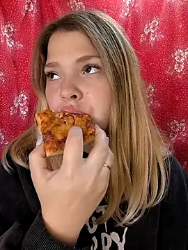 Snapshot of Zuli_Kiska chatting on October 15, 2025, 6:33 am Zuli Kiska online show from October 15, 2025, 6:33 am