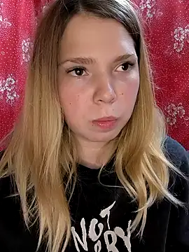 Snapshot of Zuli_Kiska chatting on October 23, 2025, 8:29 pm Zuli Kiska online show from October 23, 2025, 8:29 pm