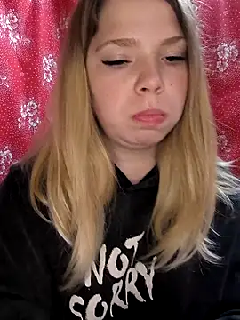 Snapshot of Zuli_Kiska chatting on October 27, 2025, 9:27 pm Zuli Kiska online show from October 27, 2025, 9:27 pm