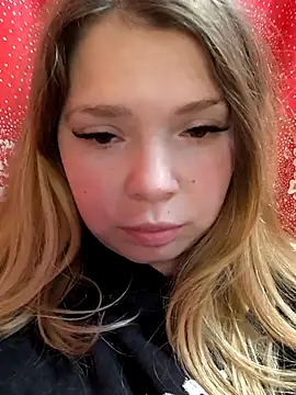 Snapshot of Zuli_Kiska chatting on December 3, 2025, 8:19 pm Zuli Kiska online show from December 3, 2025, 8:19 pm