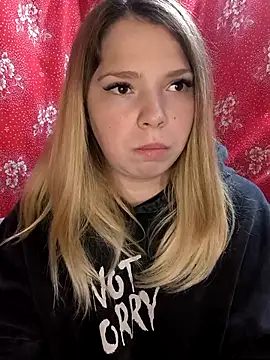 Snapshot of Zuli_Kiska chatting on October 25, 2025, 8:09 pm Zuli Kiska online show from October 25, 2025, 8:09 pm