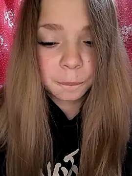 Snapshot of Zuli_Kiska chatting on December 14, 2025, 8:25 pm Zuli Kiska online show from December 14, 2025, 8:25 pm