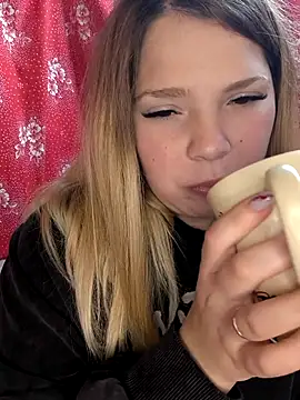 Snapshot of Zuli_Kiska chatting on October 26, 2025, 8:31 pm Zuli Kiska online show from October 26, 2025, 8:31 pm