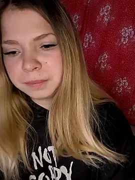 Snapshot of Zuli_Kiska chatting on December 2, 2025, 8:38 am Zuli Kiska online show from December 2, 2025, 8:38 am