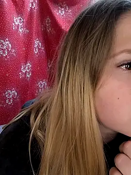 Snapshot of Zuli_Kiska chatting on November 9, 2025, 8:46 pm Zuli Kiska online show from November 9, 2025, 8:46 pm