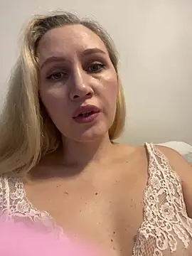 Snapshot of YourBlondee chatting on February 13, 2025, 2:12 am YourBlondee online show from February 13, 2025, 2:12 am