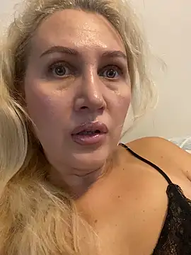Snapshot of YourBlondee chatting on September 29, 2025, 2:40 am YourBlondee online show from September 29, 2025, 2:40 am