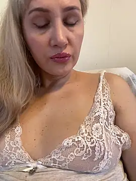Snapshot of YourBlondee chatting on February 25, 2025, 2:25 am YourBlondee online show from February 25, 2025, 2:25 am