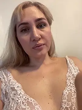 Snapshot of YourBlondee chatting on February 20, 2025, 2:18 am YourBlondee online show from February 20, 2025, 2:18 am