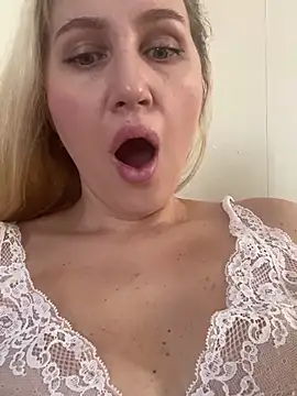 Snapshot of YourBlondee chatting on February 7, 2025, 5:41 am YourBlondee online show from February 7, 2025, 5:41 am