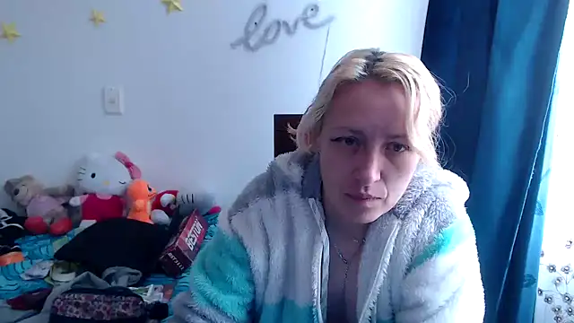 kittykalor09 online show from December 16, 2024, 2:27 pm