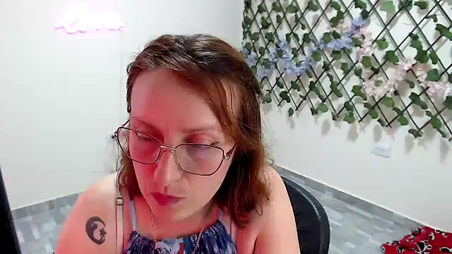 kittykalor09 online show from April 28, 2026, 6:01 pm